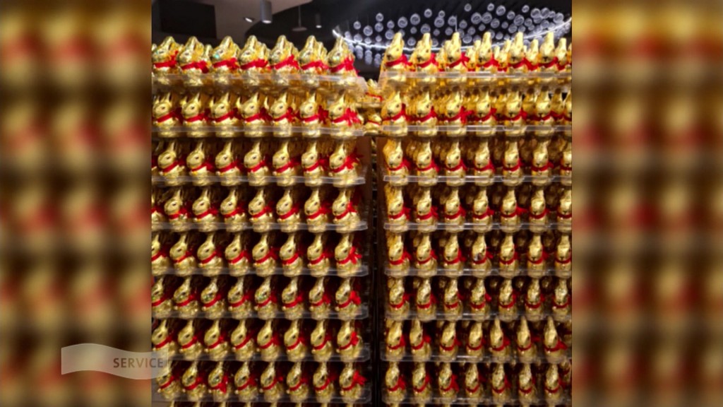 Foto: Goldene Schokohasen auf Paletten gestapelt