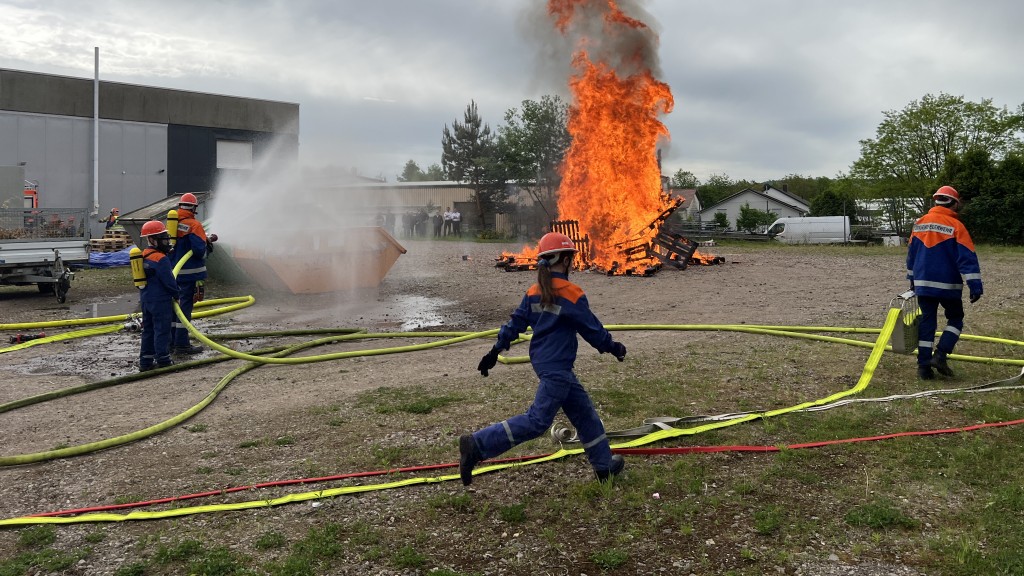 Kinder und Jugendliche üben, einen Brand zu löschen bei der Feuerwehr in Homburg
