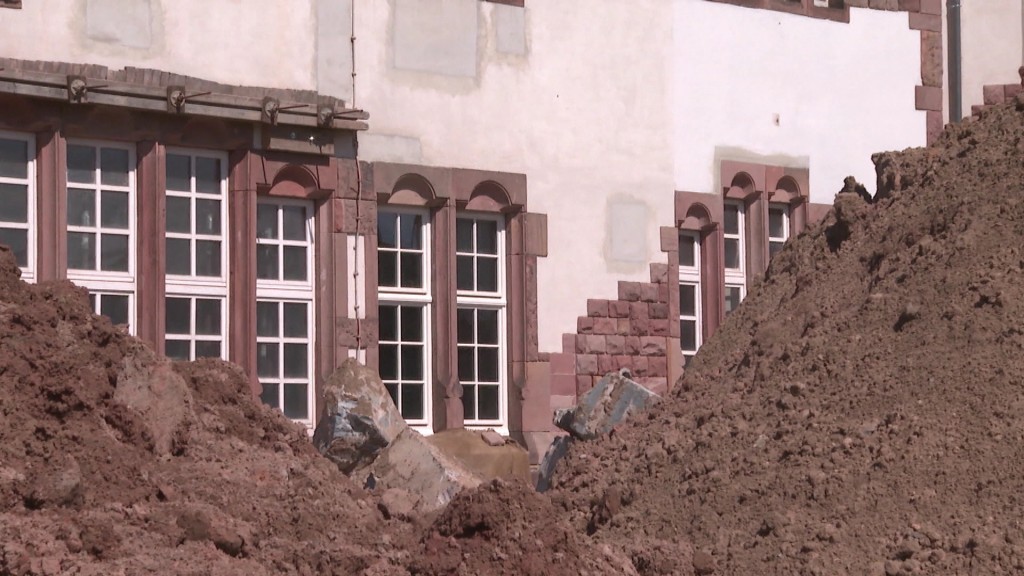 Foto: EIn Haus und davor liegt ein Berg Schutt und Steine