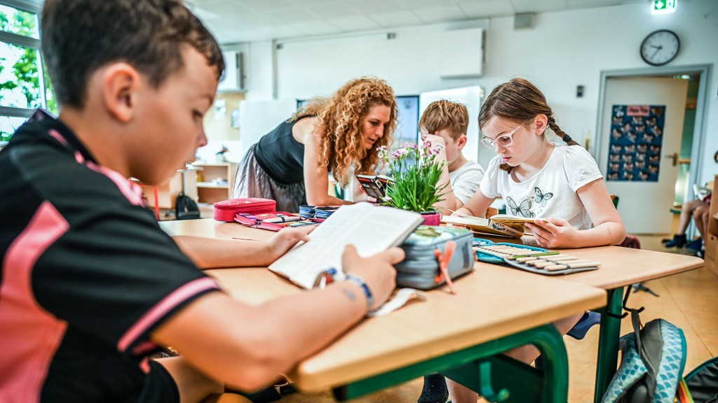 Foto: Grundschüler lesen im Unterricht
