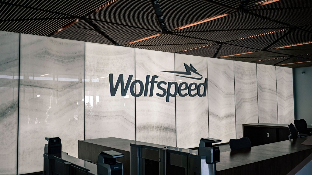 Foto: Dunkler, menschenleerer Eingangsbereich eines Wolfspeed-Gebäudes