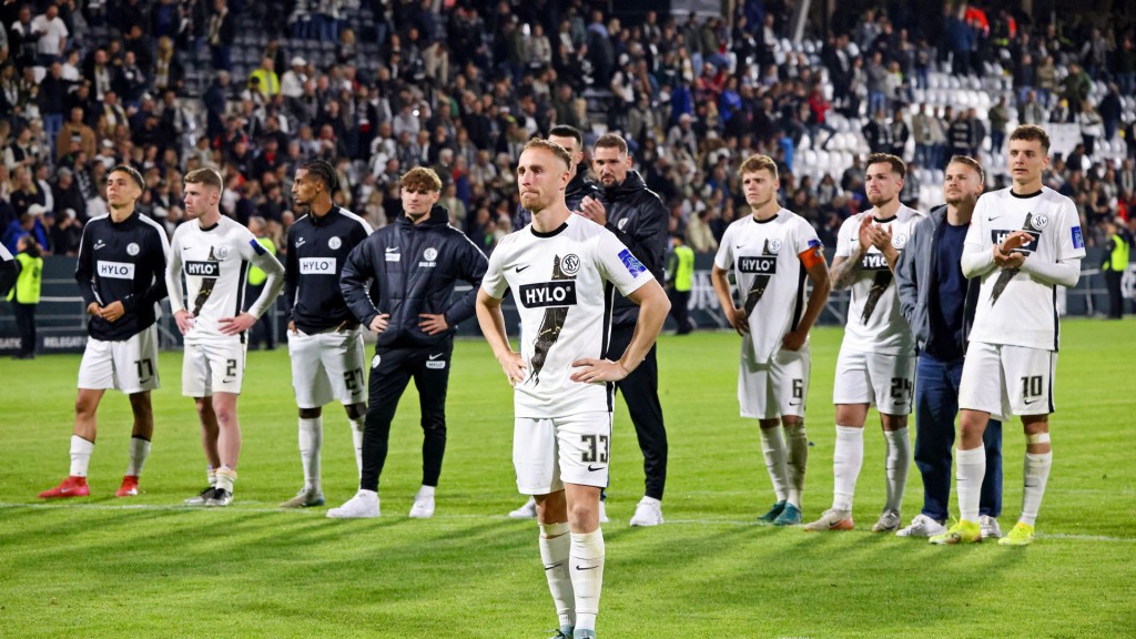 Foto: SV Elversberg nach dem knapp verlorenen Relegations-Spiel um den Aufstieg