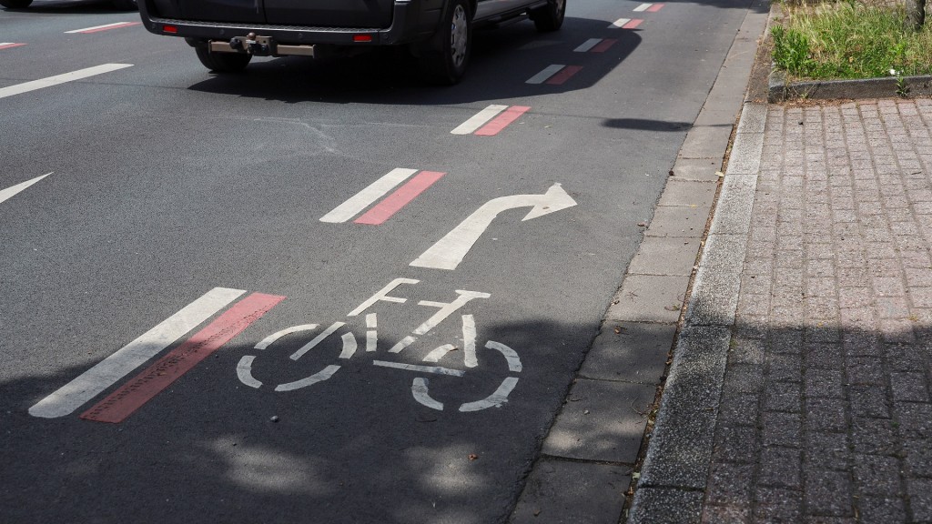 Foto: Kennzeichnung eines Fahrradweges auf einer Hauptverkehrsstraße