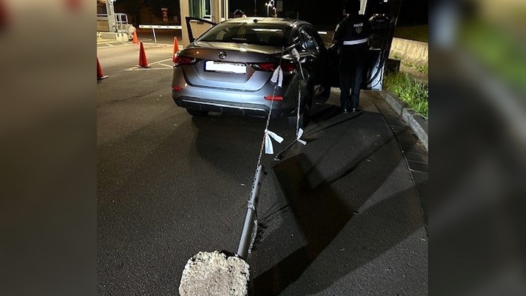 In Kaiserslautern wollte ein Autofahrer den Drive In eines geschlossenen Fastfood-Restaurants durch die Ausfahrt verlassen und riss dabei die Absperrkette aus der Verankerung.